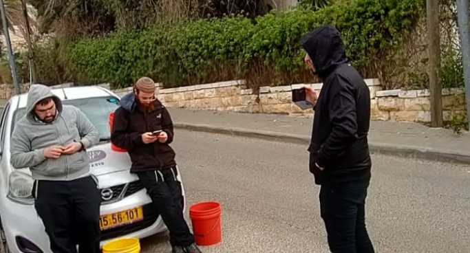 تسليم مبلغ 3000 شيكل من الاغورات من صاحب مطبعة لجماعة جبل الهيكل